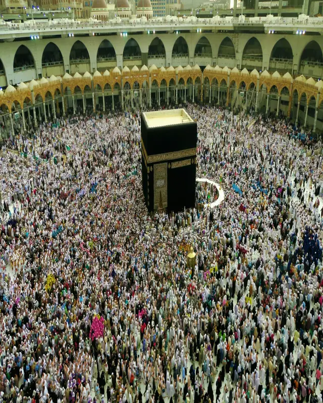 Pilgrims gathered at the Kaaba in Makkah
